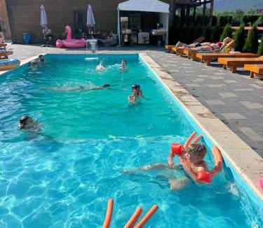 Vorokhta House | Experience Bliss at Готель Bliznuky with Ocean Views