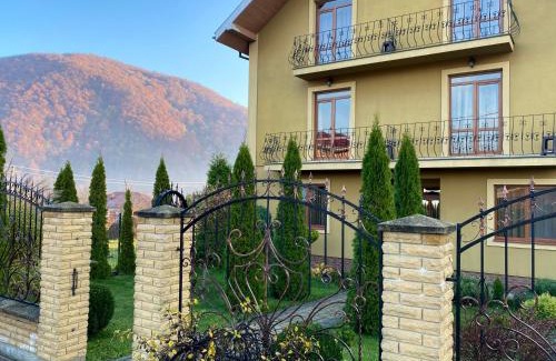 Solochyn House | Family-Friendly Stay at У Аліни with Kitchen Amenities