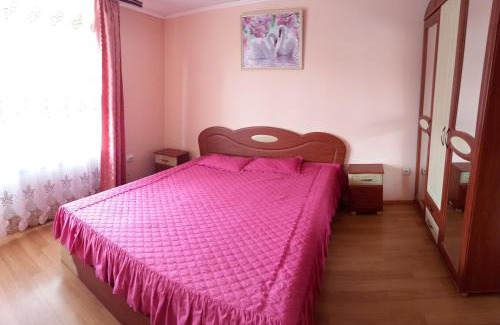 Verkhovyna Apartment | Family-Friendly Садиба Горизонт with Kitchen Amenities