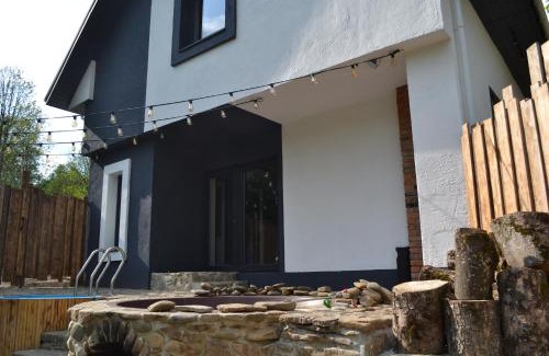 Izki House | Pet-Friendly Садиба Деревій with Excellent Guest Rating 9.2