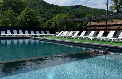 Vyzhnytsya Hotel | Discover Садиба Казка: Family-Friendly Retreat with Pool