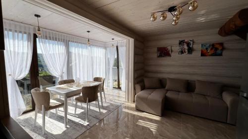 Mizhhirya Apartment | Guest Rated: Садиба Кичера with Hot Tub & Family-Friendly
