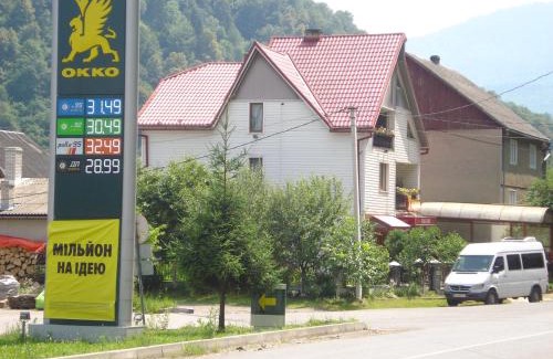 Rakhiv House | Pet-Friendly Тушер: Enjoy Breakfast and Family Comfort