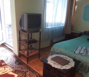 Rakhiv House | Pet-Friendly Тушер: Enjoy Breakfast and Family Comfort