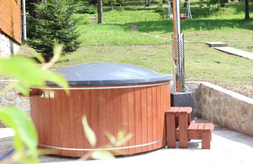 Nizhneye Sinevidnoye Cabin | Pet-Friendly Retreat at Садиба У Романа with Hot Tub