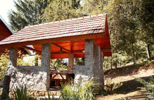 Nizhneye Sinevidnoye Cabin | Pet-Friendly Retreat at Садиба У Романа with Hot Tub