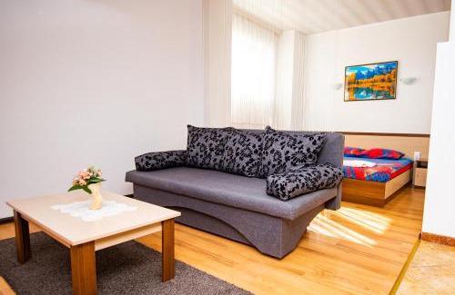 Razlog Apartment | Family-Friendly Hotel Надежда with Hot Tub & Breakfast