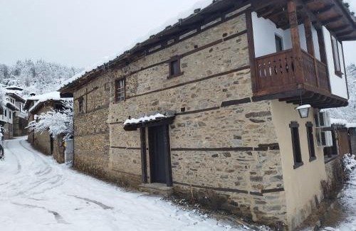 Leshten House | Family-Friendly Skenderova House with Private Beach & Pool