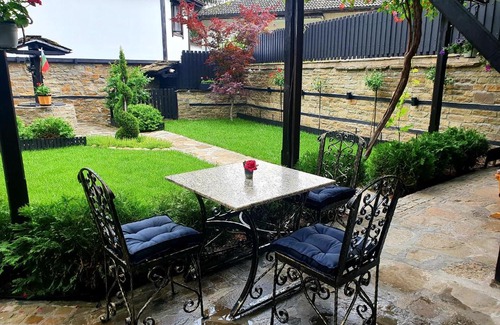 Slivek House | Family Hotel Chardakite: 10/10 Rated with Hot Tub & Kitchen