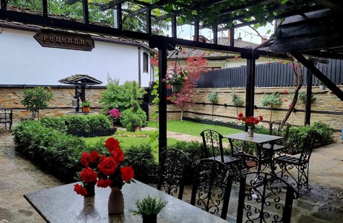 Slivek House | Family Hotel Chardakite: 10/10 Rated with Hot Tub & Kitchen