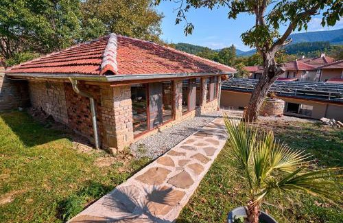 Debnevo House | Discover Симида-4: Family-Friendly Retreat with Pools