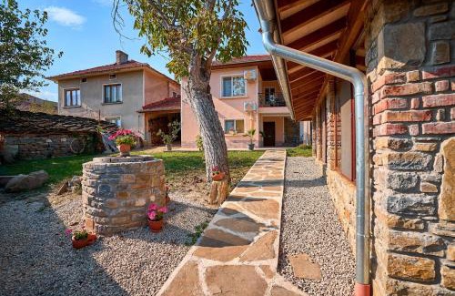 Debnevo House | Discover Симида-4: Family-Friendly Retreat with Pools