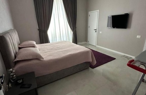 Baku House | Private Cottage with Pool: Family-Friendly Getaway