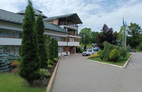 Chernivtsi Region Hotel | Pet-Friendly Сонячна Долина Hotel with Oceanfront Views