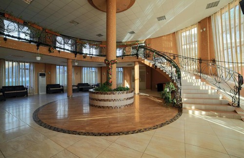 Chernivtsi Region Hotel | Pet-Friendly Сонячна Долина Hotel with Oceanfront Views