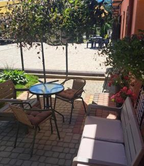 Polyana House | Sunny Sonata: Family-Friendly Retreat with 9.5 Guest Rating