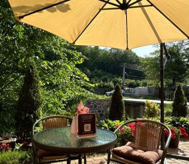 Polyana House | Sunny Sonata: Family-Friendly Retreat with 9.5 Guest Rating
