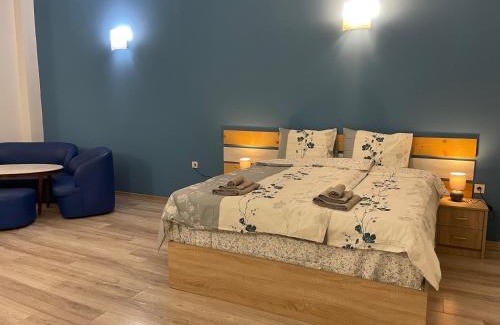 Plovdiv Center Hotel | Charming Южен полъх: Italian Style with Hot Tub & Dining