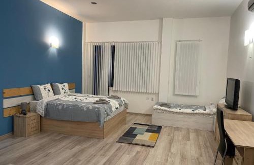 Plovdiv Center Hotel | Charming Южен полъх: Italian Style with Hot Tub & Dining