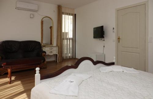 Devin Apartment | Guest Rated 10/10: Enjoy Family Comfort at RADEA