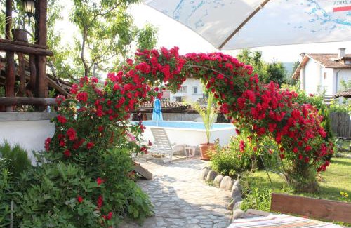 Dobrinishte House | Relax at Старата Тонина къща with Pool & Oceanfront Views