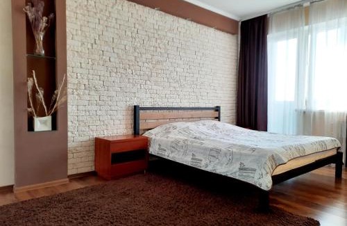 Kryvyi Rih Apartment | Scenic Староярмаркова: Park and River Views Await