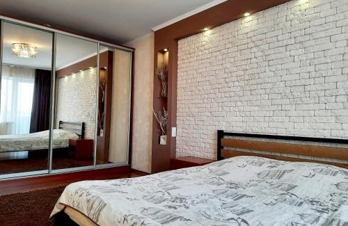 Kryvyi Rih Apartment | Scenic Староярмаркова: Park and River Views Await