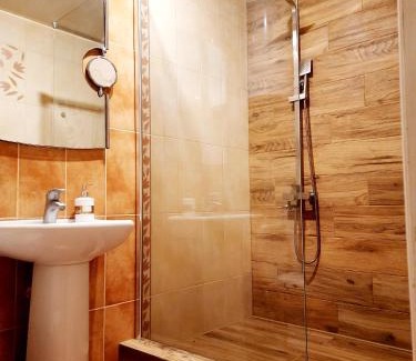 Kryvyi Rih Apartment | Scenic Староярмаркова: Park and River Views Await