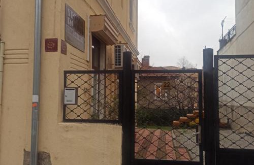 Veliko Tarnovo Center Apartment | Experience Comfort at СТОНЕЛ with Hot Tub & Fireplace