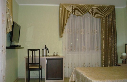 Abinsk House | Cozy Strekhoza Rooms with Breakfast and Hot Tub Access