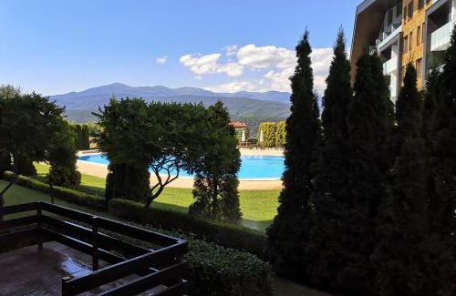Razlog Apartment | Cozy Studio for Three with Pool at Aspen Golf Resort