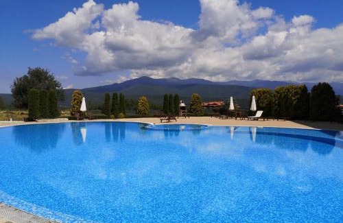 Razlog Apartment | Cozy Studio for Three with Pool at Aspen Golf Resort