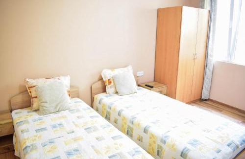 Pavel Banya Apartment | Guest Rated: Стаи за гости Люляк 21 - Family-Friendly Stay
