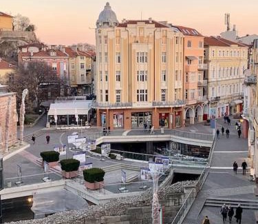 Plovdiv Center Apartment | Prime Location: Studio Rimski Stadion with Restaurant