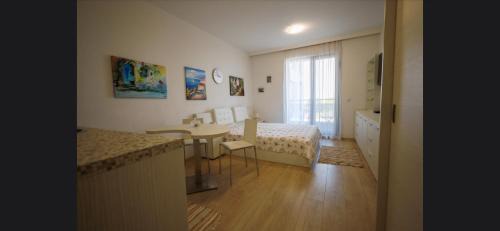 Sarafovo Apartment | Guest Rated 9.7: Студио Сарафово with Hot Tub & Breakfast