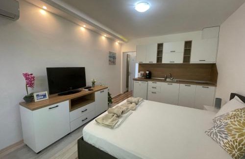 Lozenets Apartment | Beachfront Studio Simona 3 with Ocean View & Pool
