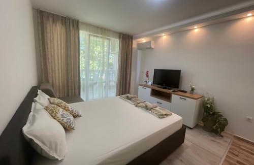 Lozenets Apartment | Beachfront Studio Simona 3 with Ocean View & Pool