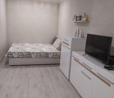 Maliyevtsy Apartment | Cozy Studio on Proskurovskaya 16 - Family Friendly Retreat