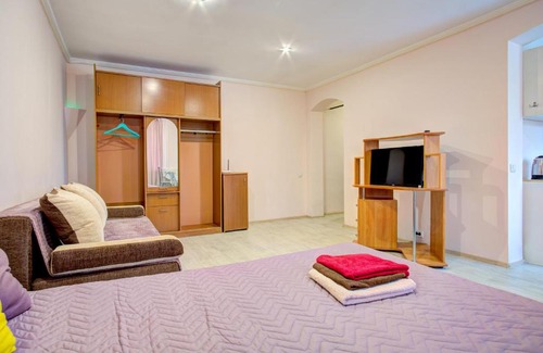 Tyumen Apartment | Budget-Friendly Studio on 50 лет Октября Street