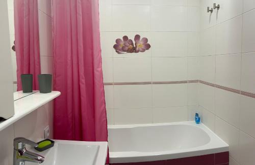 Irpin Apartment | Modern Apartment with Versal Park View - Highly Rated!