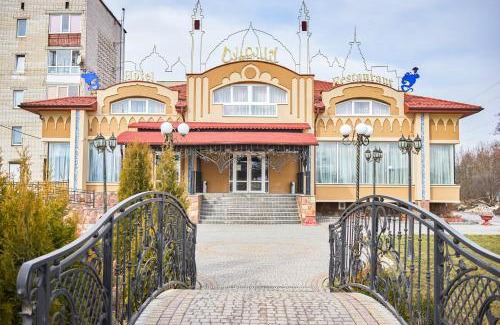 Berezhany Hotel | Discover Comfort at Східний: Guest Rated 9/10 & Family-Friendly
