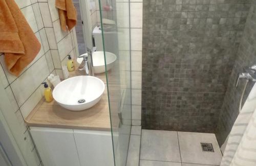 Dnipro Apartment | Tranquil Escape at Caravan, Left Bank - Family Friendly Stay