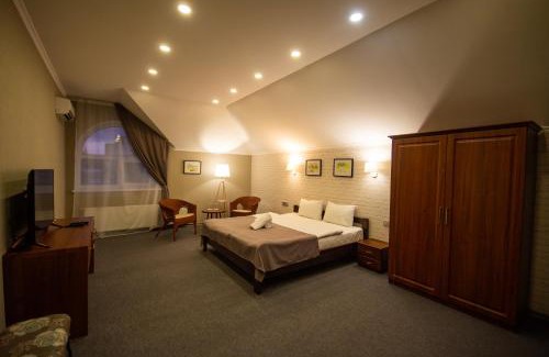 Vyshhorod Hotel | Discover Три Сімки: Family-Friendly with Breakfast Included