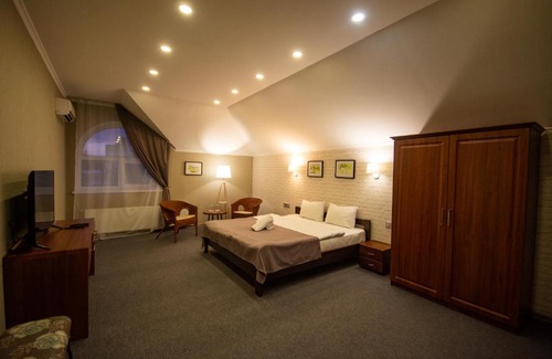 Vyshhorod Hotel | Discover Три Сімки: Family-Friendly with Breakfast Included