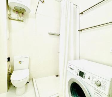 Darnyckyj Apartment | Cozy Apartment near Metro Vyrlytsia with Breakfast & Pets