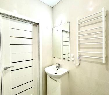 Darnyckyj Apartment | Cozy Apartment near Metro Vyrlytsia with Breakfast & Pets