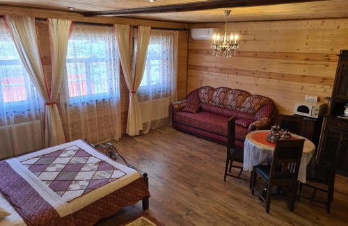 Suzdal Hotel | Experience Усадьба Ямщика with Inviting Hot Tub Amenities
