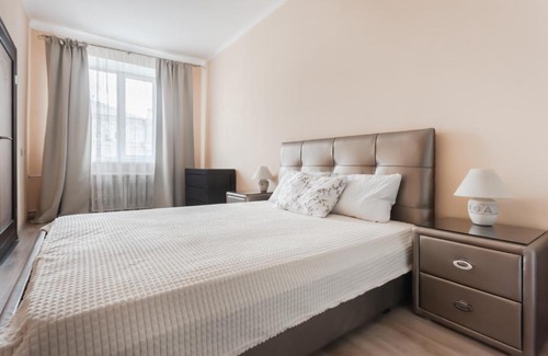 Leninskiy rayon Apartment | Cozy Apartment with Garden View in Stalinist Building