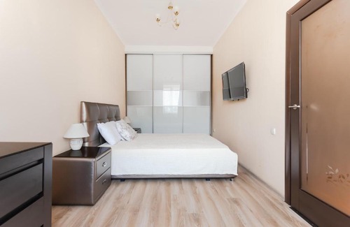Leninskiy rayon Apartment | Cozy Apartment with Garden View in Stalinist Building