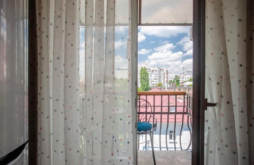 Leninskiy rayon Apartment | Cozy Apartment with Garden View in Stalinist Building